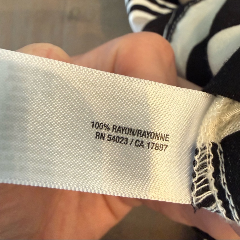 Old Navy B&W striped, sleeveless blouse split neck button-front detail Sz M EUC - Picture 10 of 10